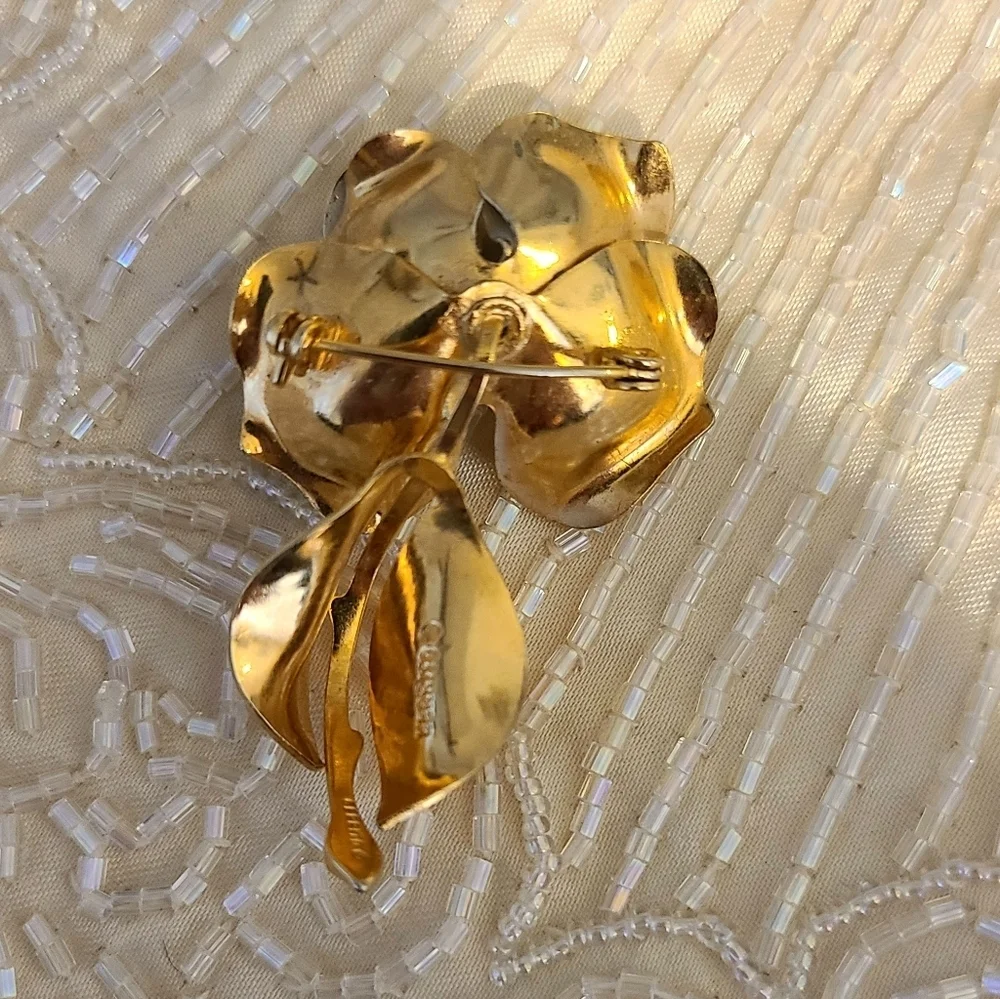 RARE VINTAGE WHITE & GOLD FLOWER PIN/BROOCH